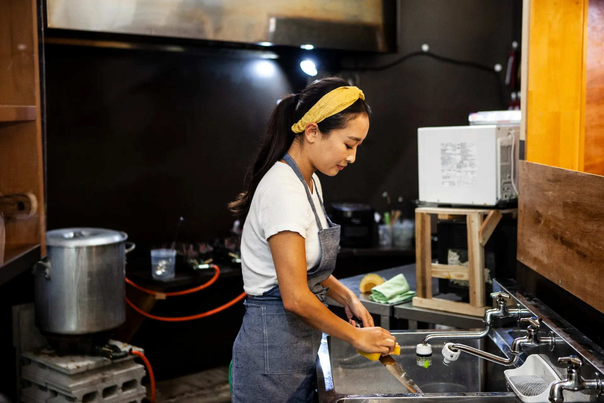 飲食店勤務の女性の方